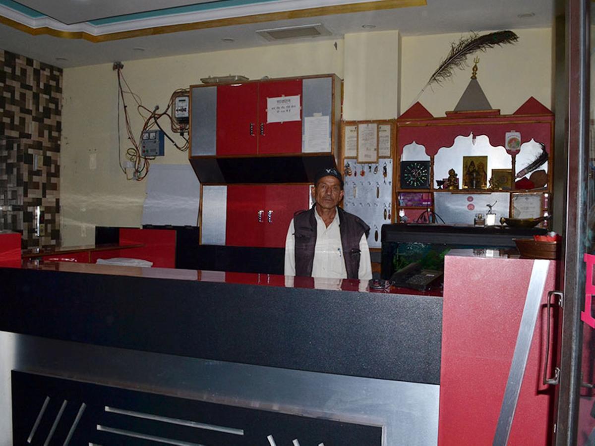 Oyo 37525 Hotel Mall Palace Pithorāgarh Buitenkant foto