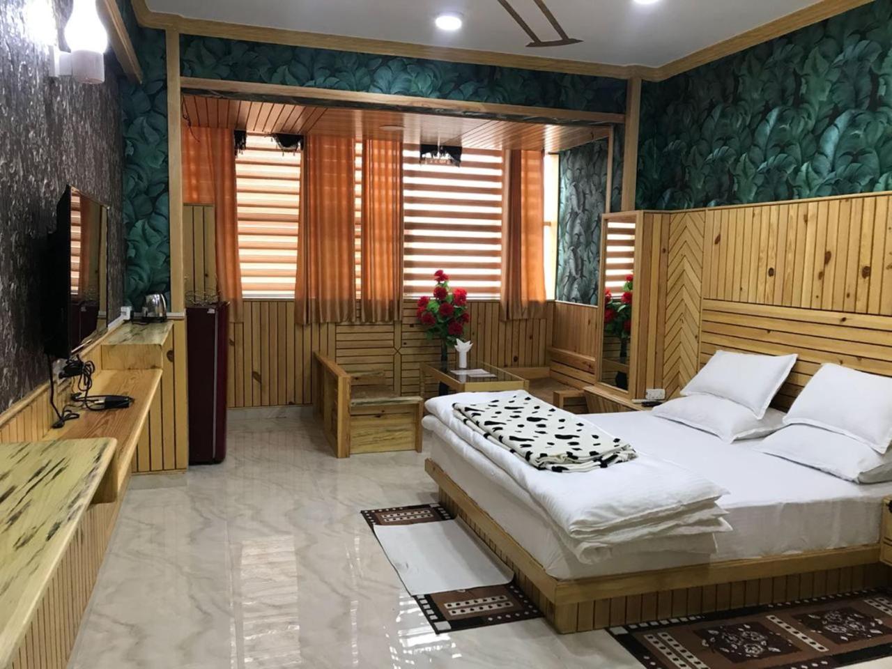 Oyo 37525 Hotel Mall Palace Pithorāgarh Buitenkant foto