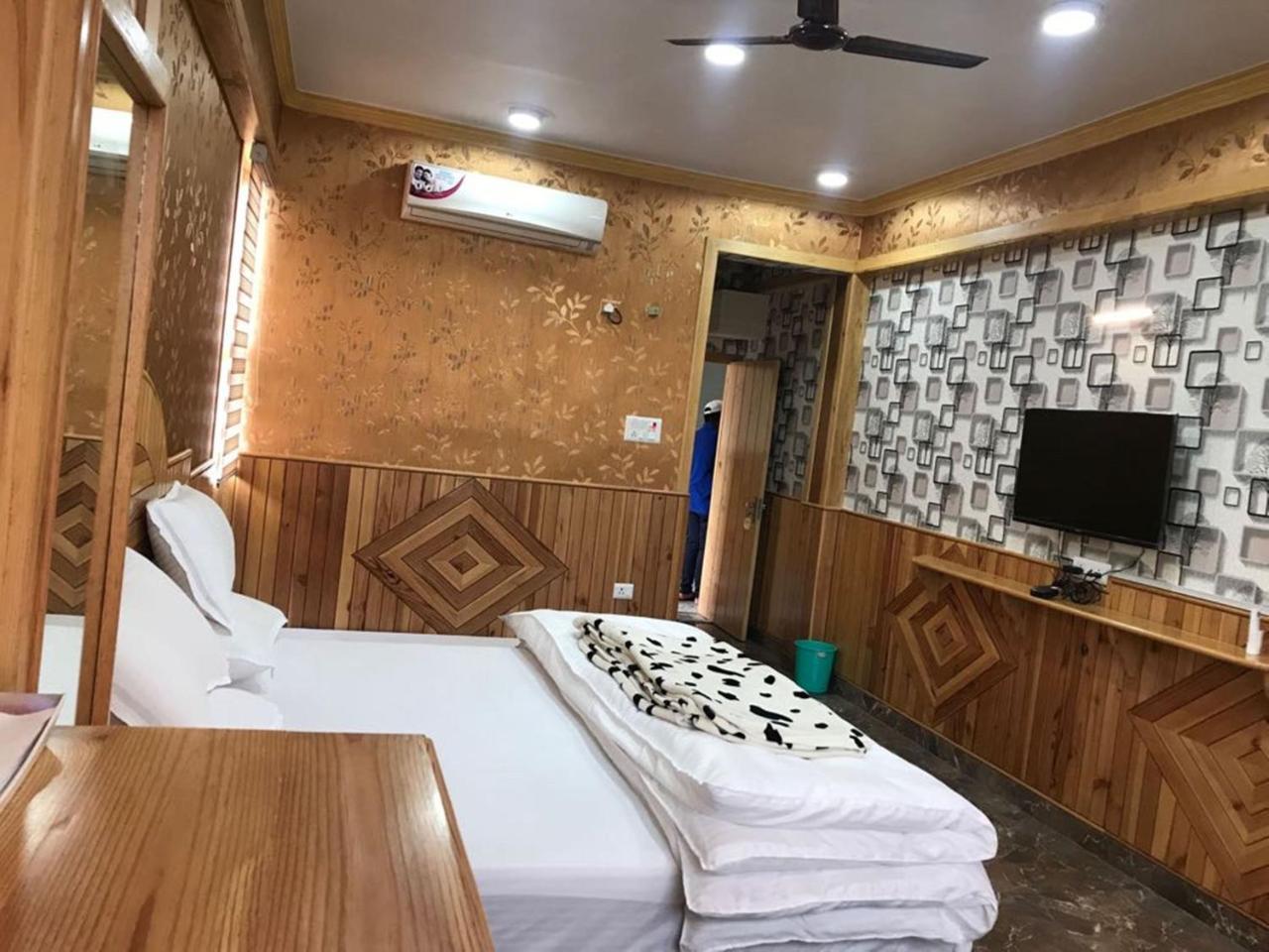 Oyo 37525 Hotel Mall Palace Pithorāgarh Buitenkant foto