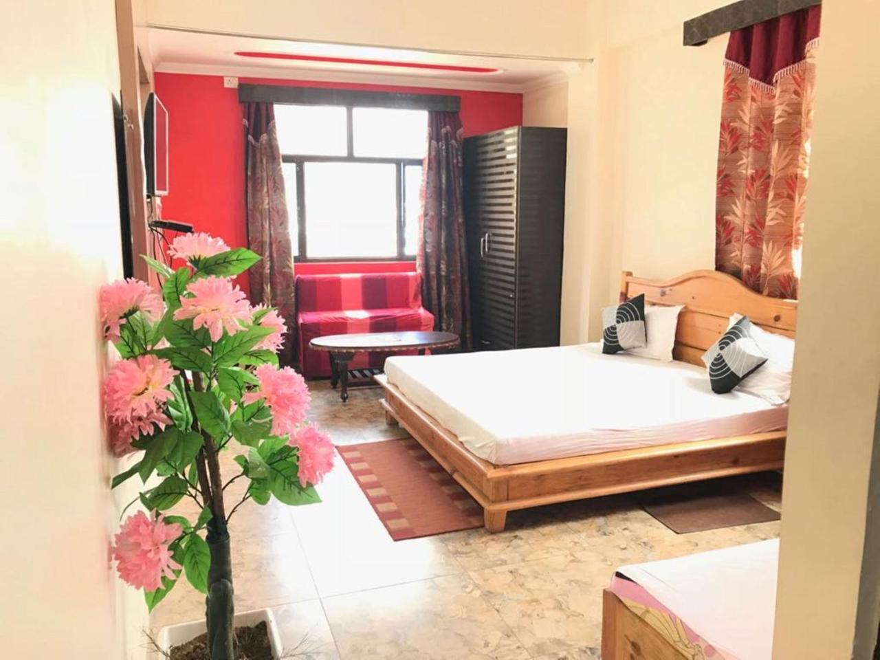 Oyo 37525 Hotel Mall Palace Pithorāgarh Buitenkant foto
