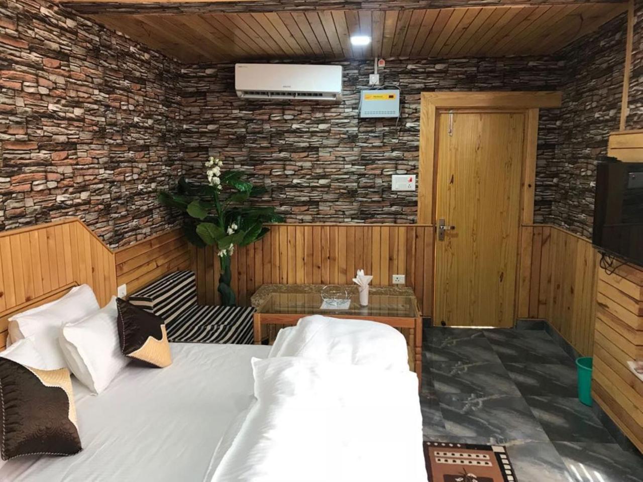Oyo 37525 Hotel Mall Palace Pithorāgarh Buitenkant foto