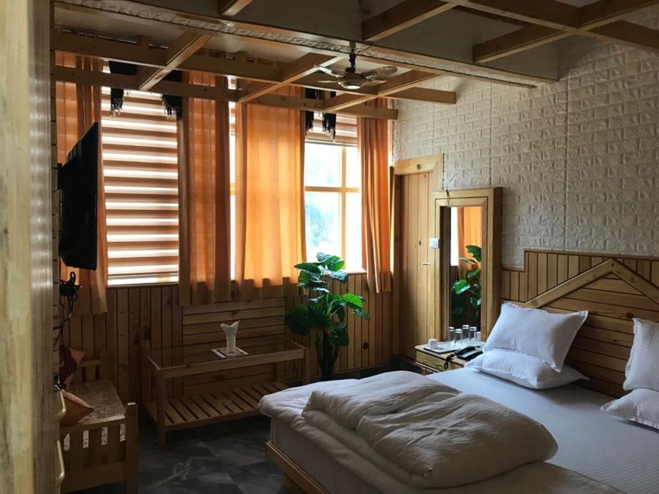Oyo 37525 Hotel Mall Palace Pithorāgarh Buitenkant foto