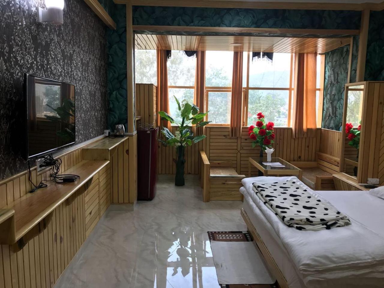 Oyo 37525 Hotel Mall Palace Pithorāgarh Buitenkant foto