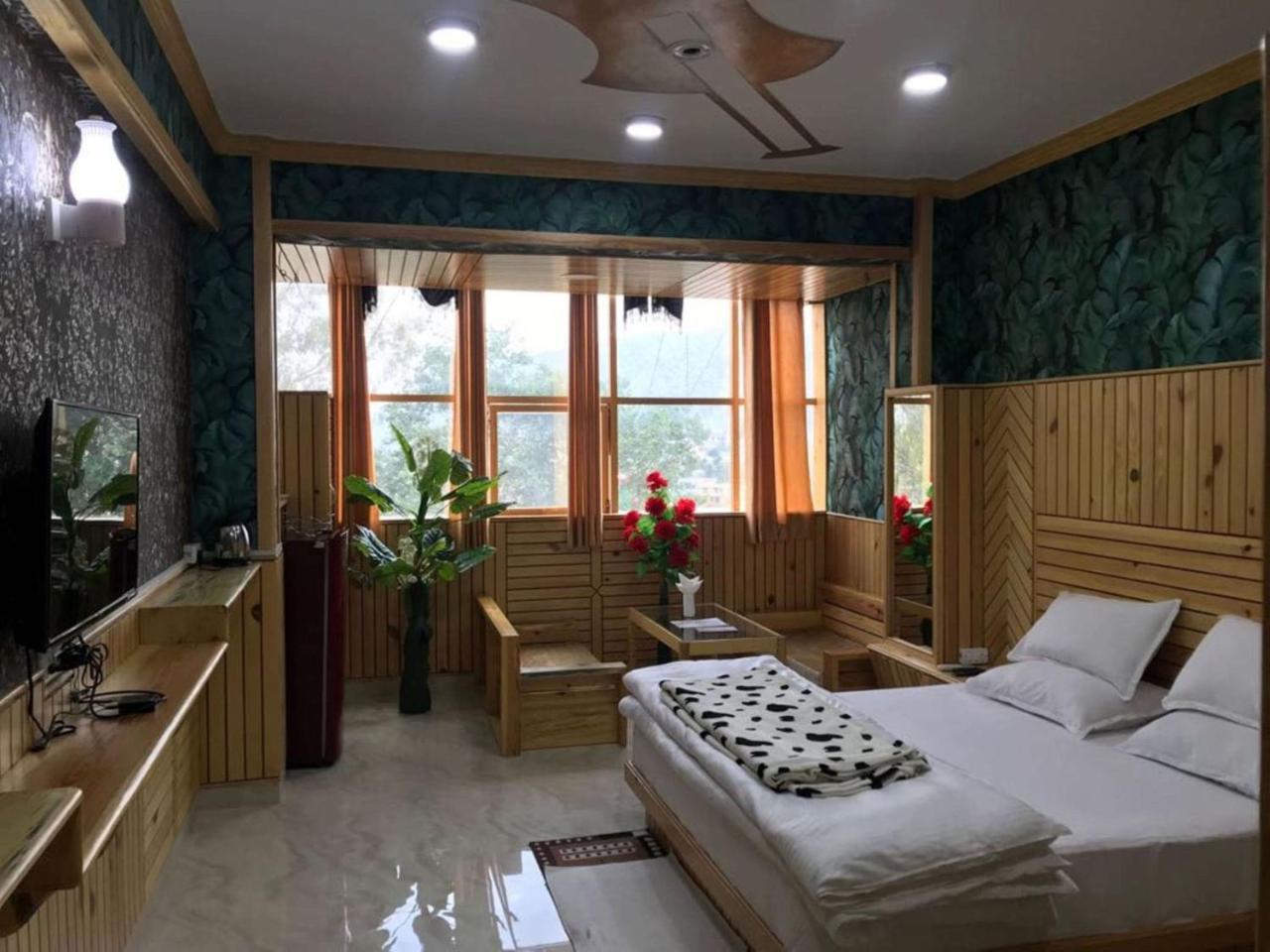 Oyo 37525 Hotel Mall Palace Pithorāgarh Buitenkant foto