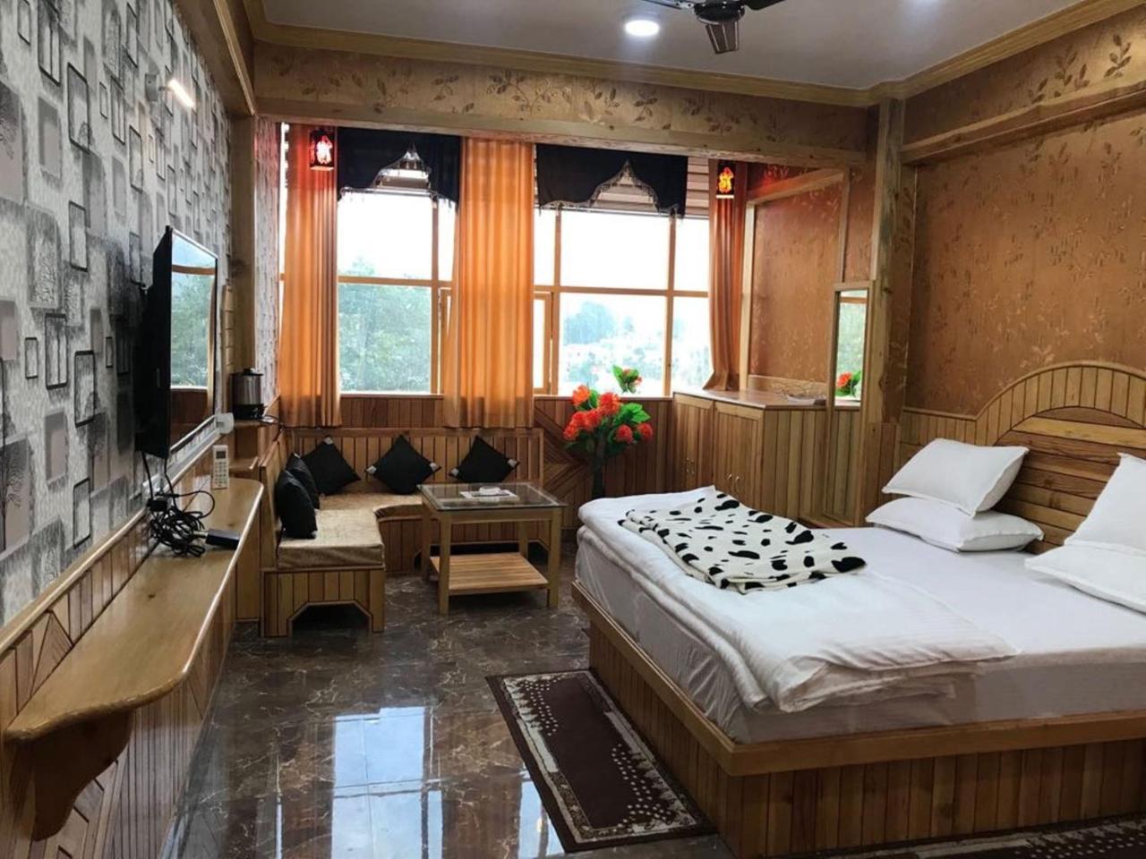 Oyo 37525 Hotel Mall Palace Pithorāgarh Buitenkant foto